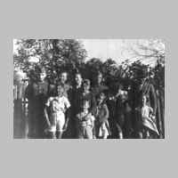 019-0003 Gruppenbild auf dem Hof Kloss in Neulepkau. Die Familie und Freunde laecheln in die Kamera..jpg